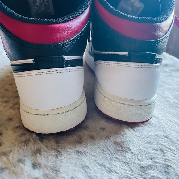 Air Jordan 1 Mid Gym Red Black Toe (GS) DQ8423-106 Size 6.5 Y - Picture 5 of 7